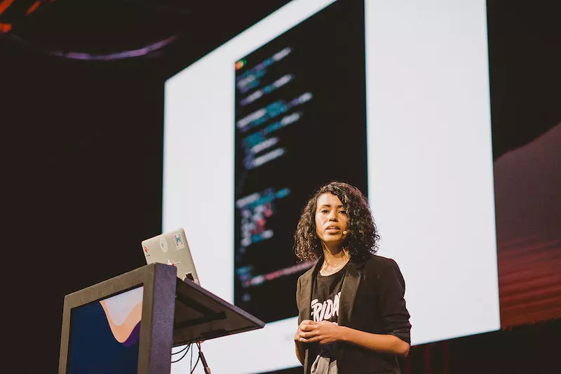 Elizabet Oliveira speaking at React Conf